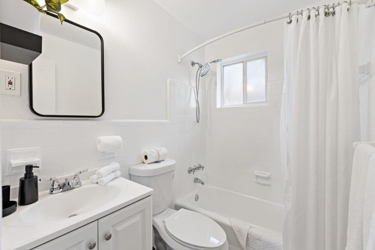 Lovely Unit With Free Parking On Premises * Fort Lauderdale