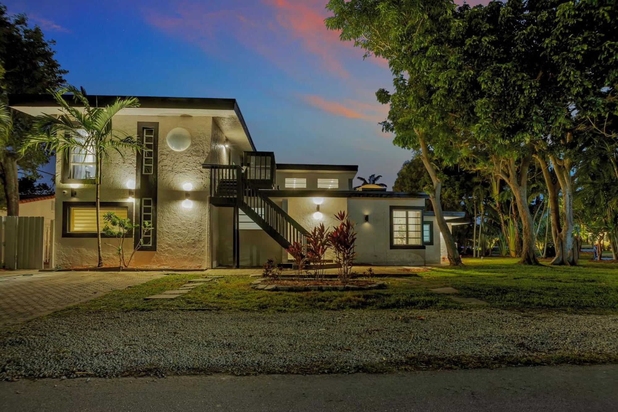Stunning 2 Story With Pool Holiday home Fort Lauderdale