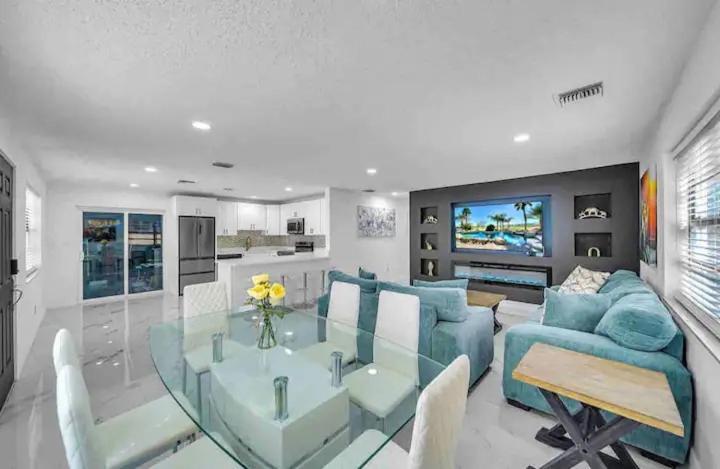 Villa Indoor Basketball, Game Room, Heated Pool, Private *