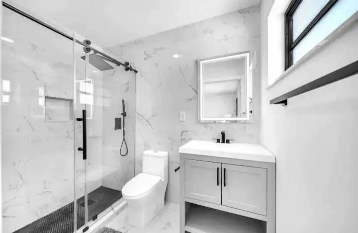 Villa Indoor Basketball, Game Room, Heated Pool, Private Fort Lauderdale