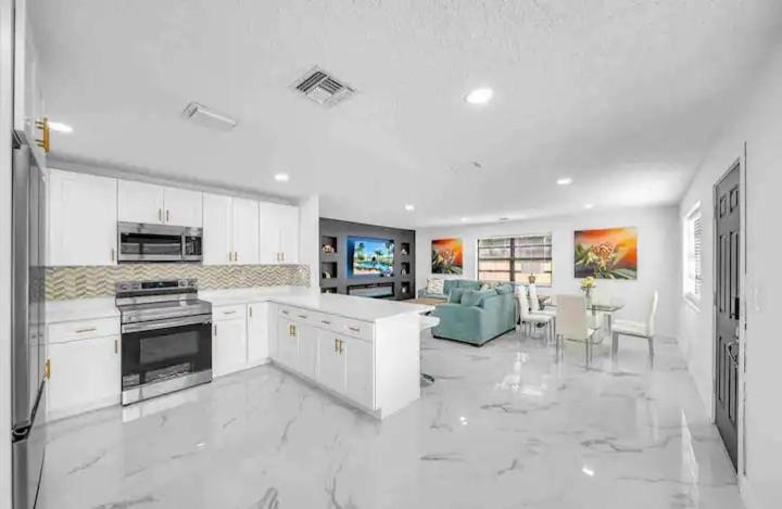 Villa Indoor Basketball, Game Room, Heated Pool, Private *