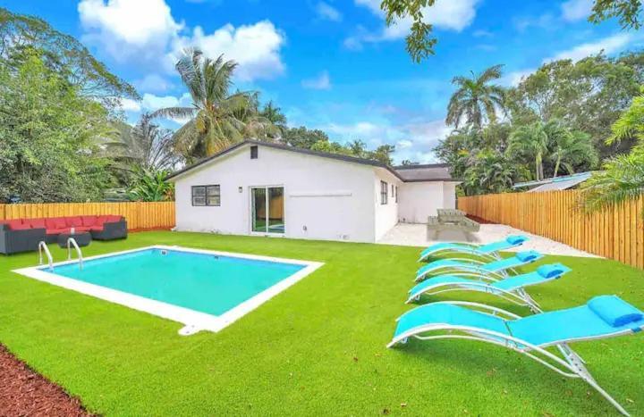 Villa Indoor Basketball, Game Room, Heated Pool, Private