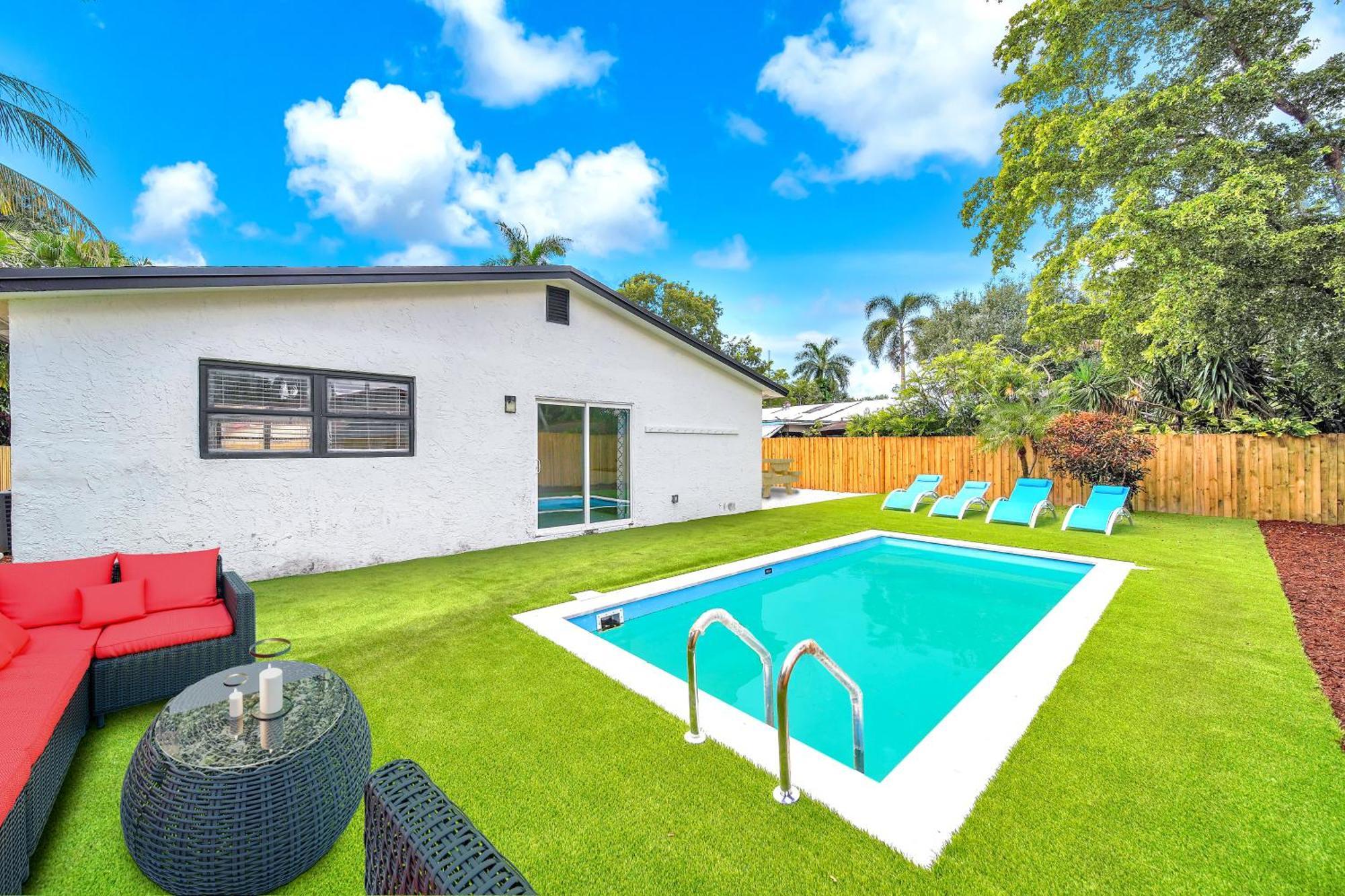 Villa Indoor Basketball, Game Room, Heated Pool, Private