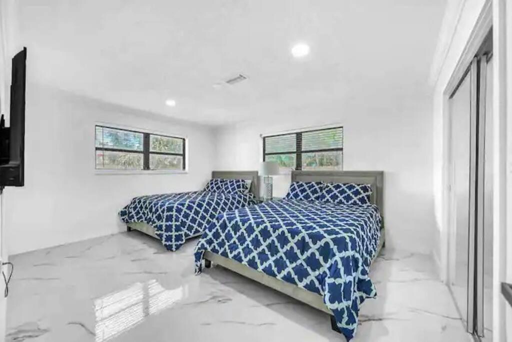 Indoor Basketball, Game Room, Heated Pool, Private Villa Fort Lauderdale