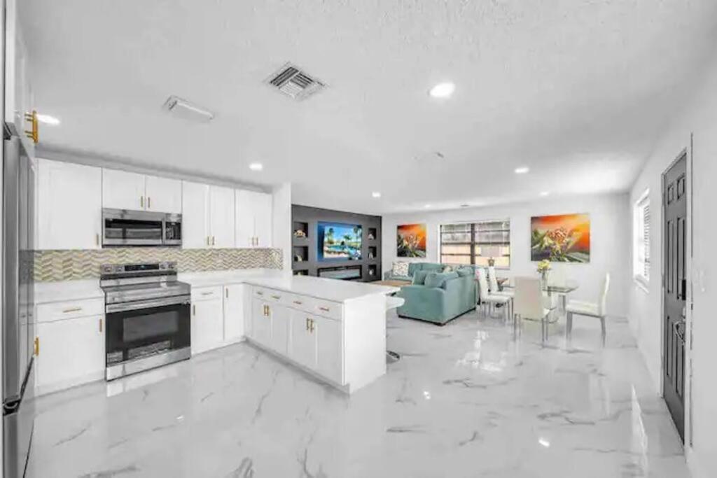 Indoor Basketball, Game Room, Heated Pool, Private Villa *