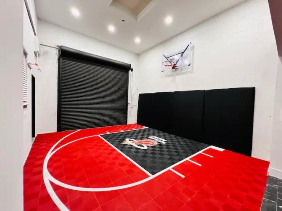 Villa Indoor Basketball, Game Room, Heated Pool, Private *