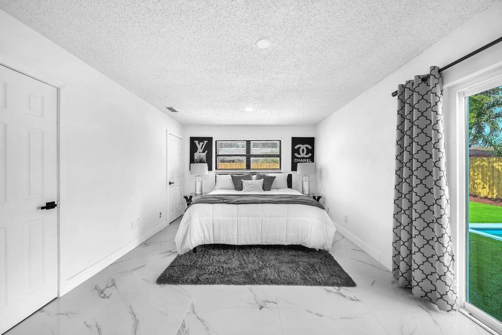 Indoor Basketball, Game Room, Heated Pool, Private Villa *