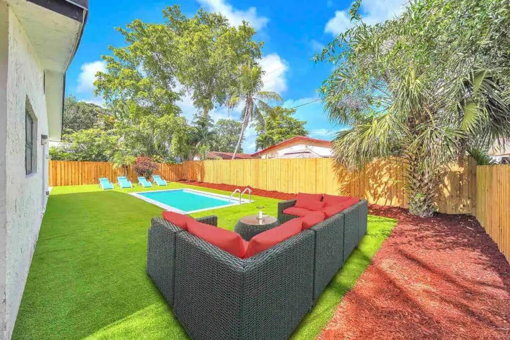 Villa Indoor Basketball, Game Room, Heated Pool, Private Fort Lauderdale