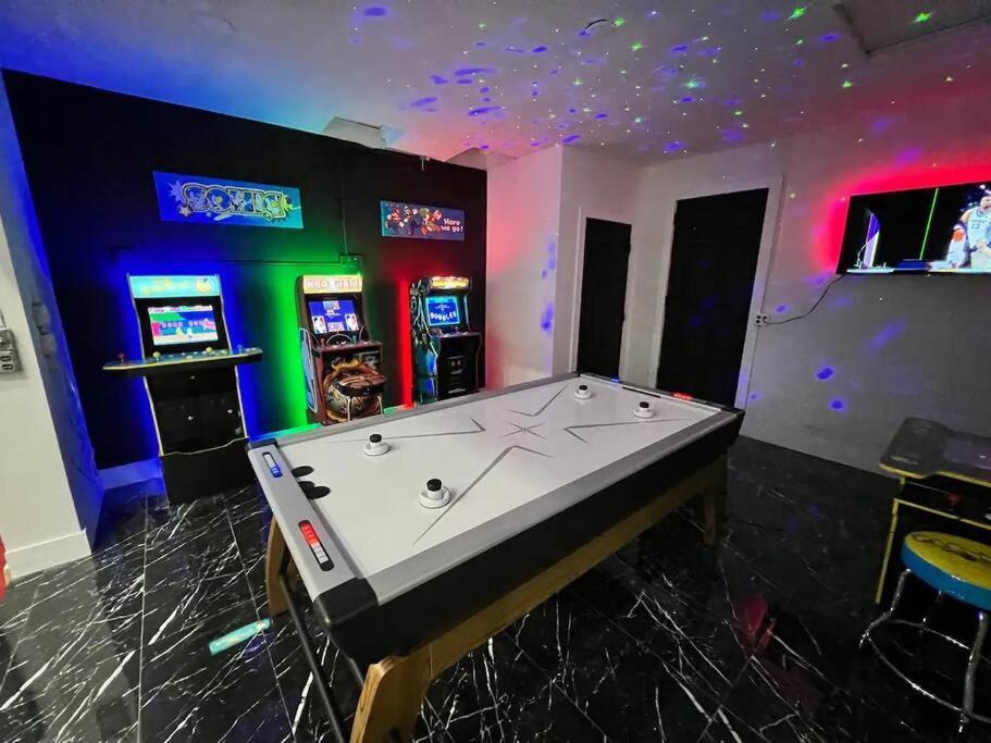 Villa Indoor Basketball, Game Room, Heated Pool, Private *
