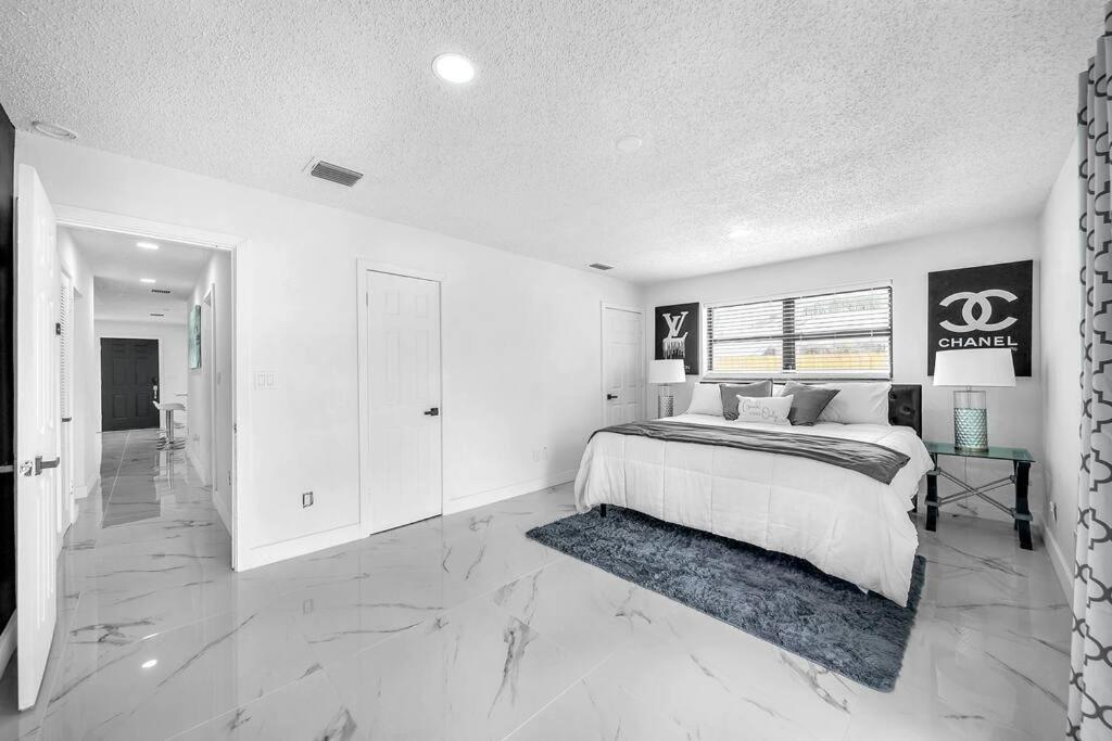 Villa Indoor Basketball, Game Room, Heated Pool, Private Fort Lauderdale