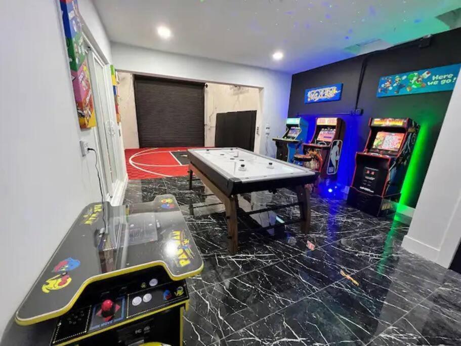 Indoor Basketball, Game Room, Heated Pool, Private * Fort Lauderdale
