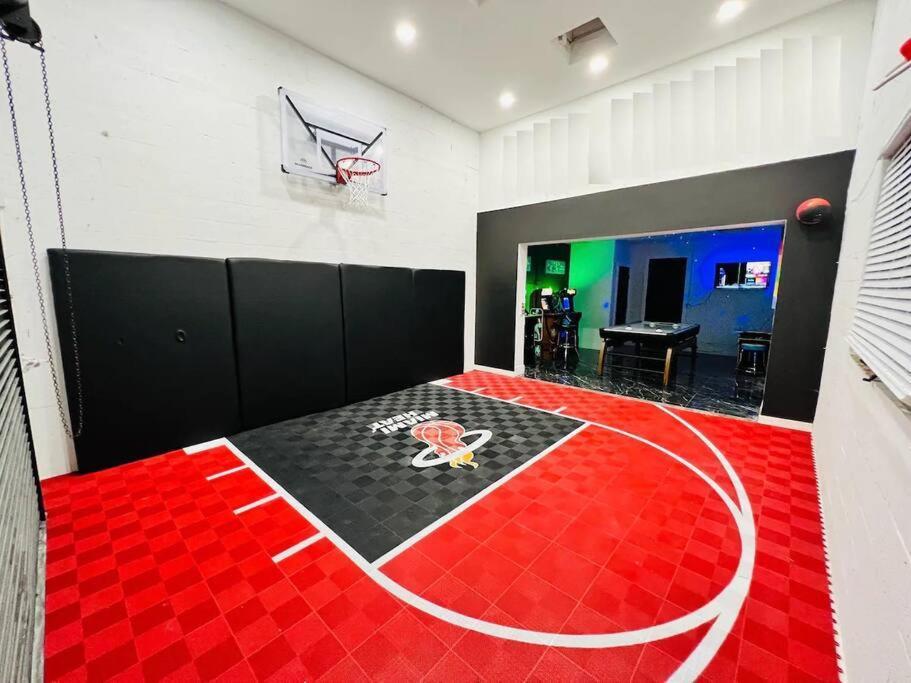 Indoor Basketball, Game Room, Heated Pool, Private Villa Fort Lauderdale