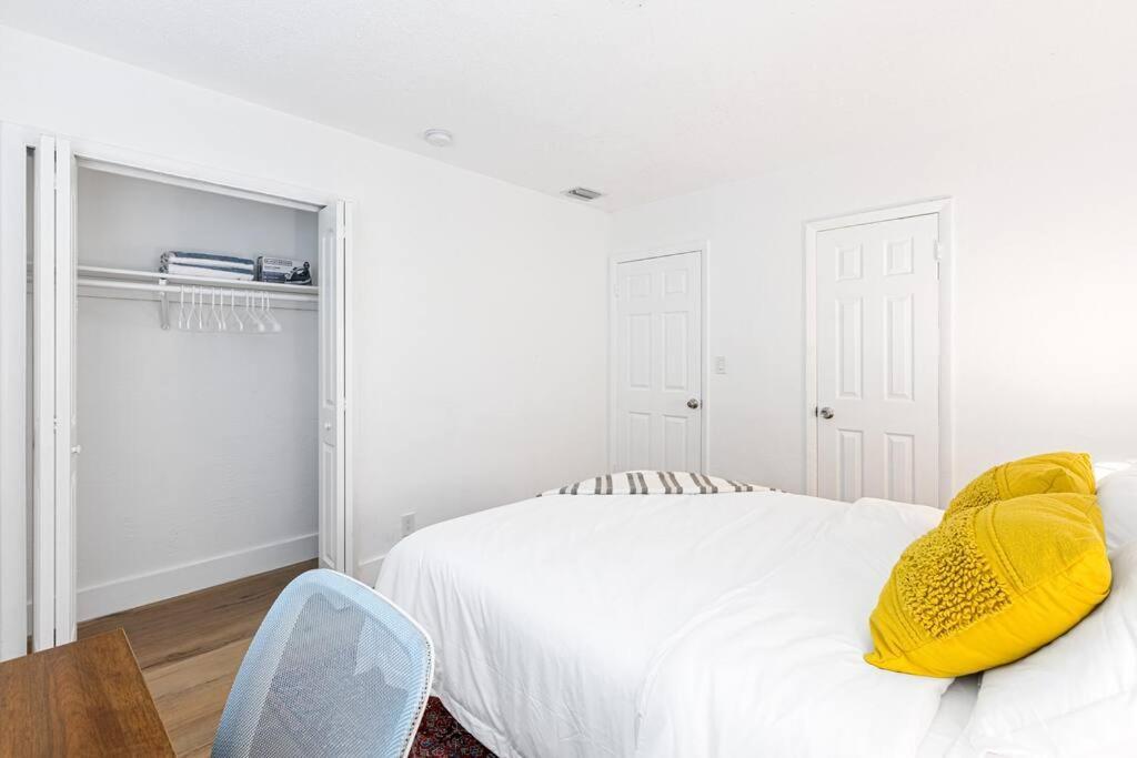 Musicians Lounge - 2 Bedroom With Parking Asssigned Holiday home *