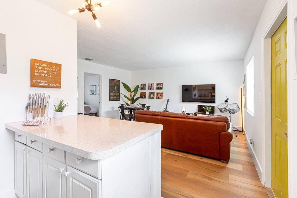Musicians Lounge - 2 Bedroom With Parking Asssigned *