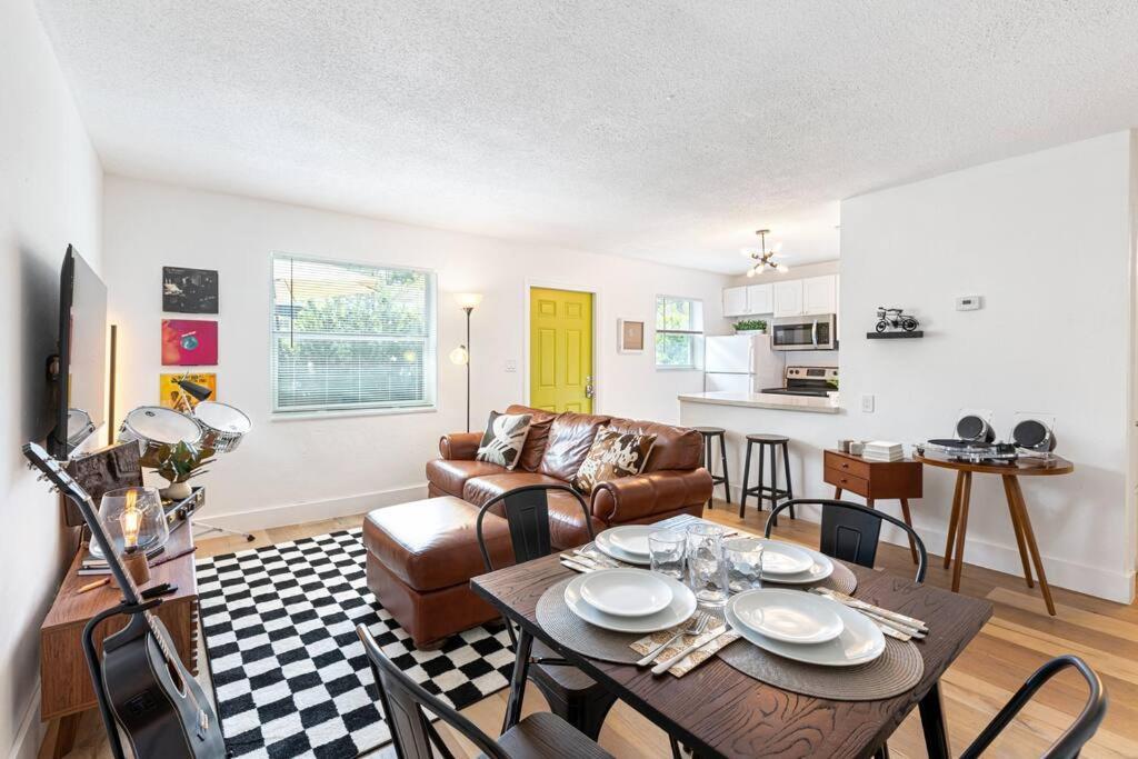 Musicians Lounge - 2 Bedroom With Parking Asssigned Holiday home Fort Lauderdale