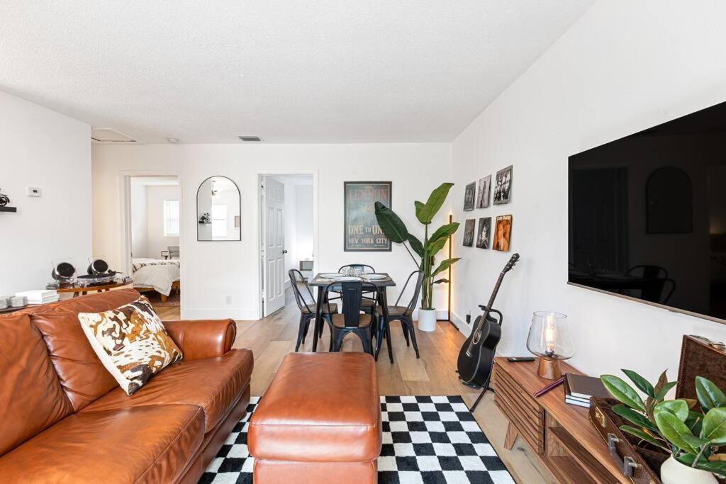 Musicians Lounge - 2 Bedroom With Parking Asssigned *