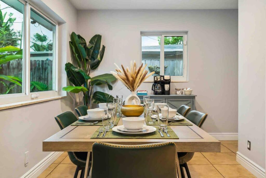 Private Oasis With Pool Near Beaches, Dining & Olas Holiday home Fort Lauderdale