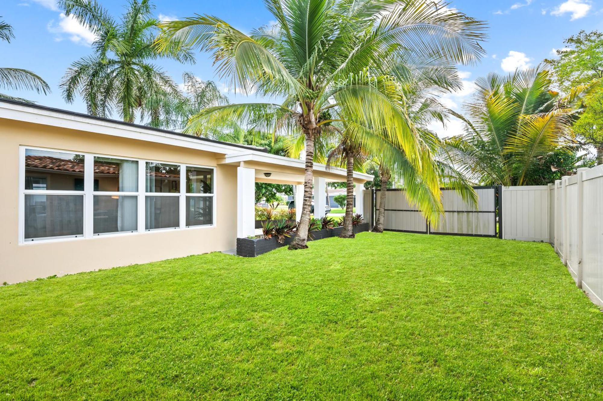 Modern Near Wilton Drive I Pool Table Holiday home