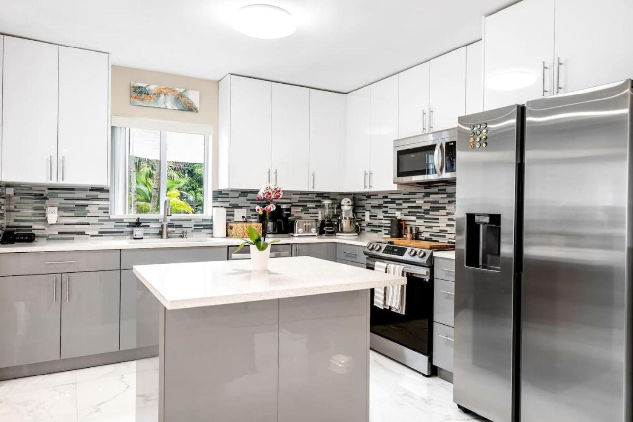 Modern Near Wilton Drive I Pool Table Holiday home *