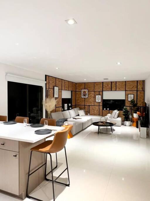 Villa Super Stylish 4 Bedroom Steps From The Fun
