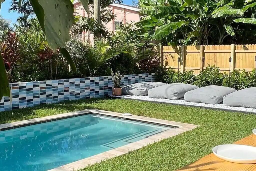 Super Stylish 4 Bedroom Steps From The Fun Villa *