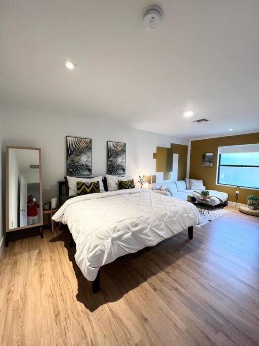 Super Stylish 4 Bedroom Steps From The Fun Villa
