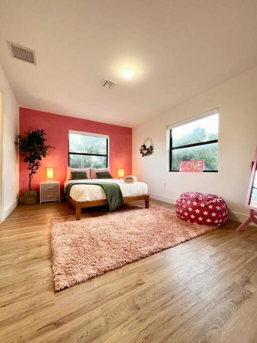 Super Stylish 4 Bedroom Steps From The Fun Villa