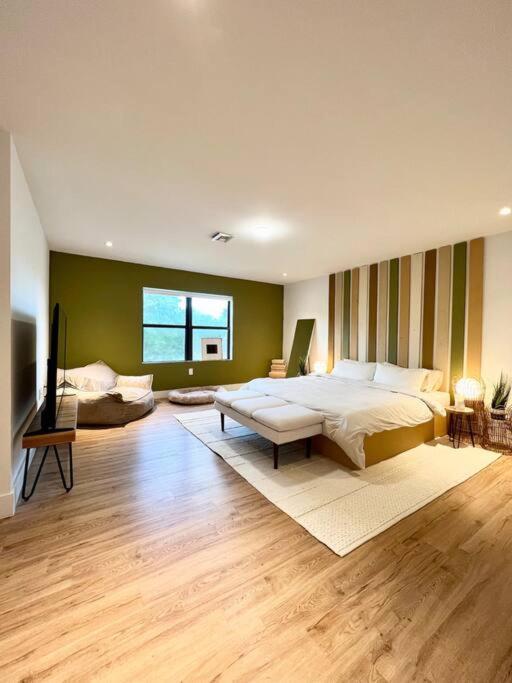 Super Stylish 4 Bedroom Steps From The Fun
