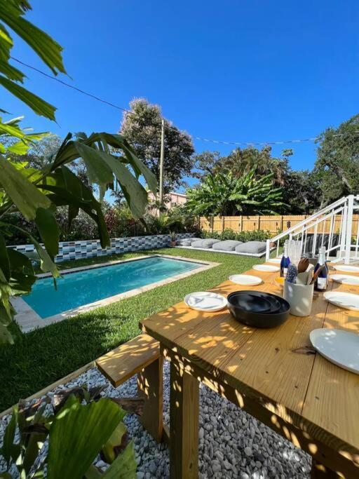 Super Stylish 4 Bedroom Steps From The Fun Villa