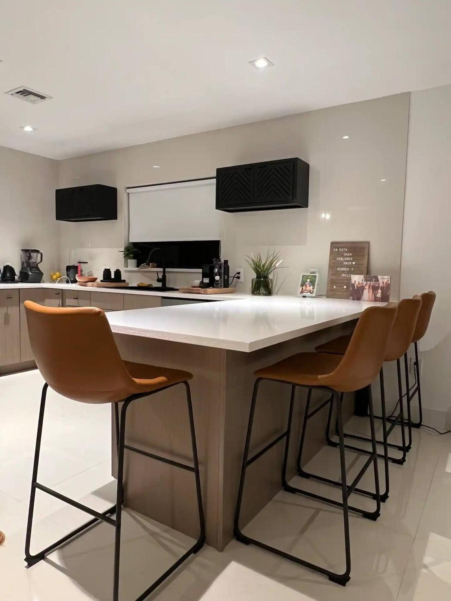 Super Stylish 4 Bedroom Steps From The Fun Villa *