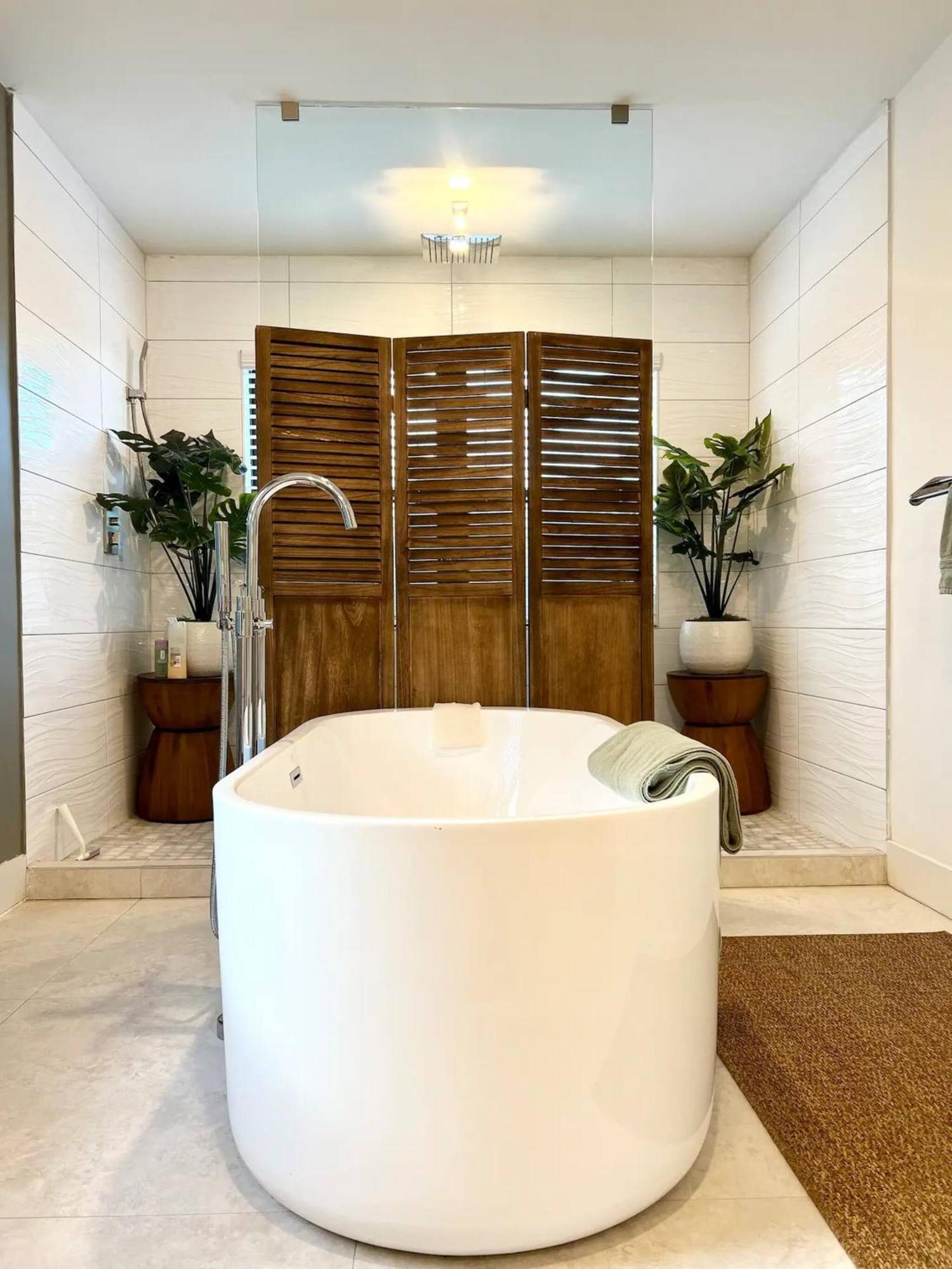 Villa Super Stylish 4 Bedroom Steps From The Fun