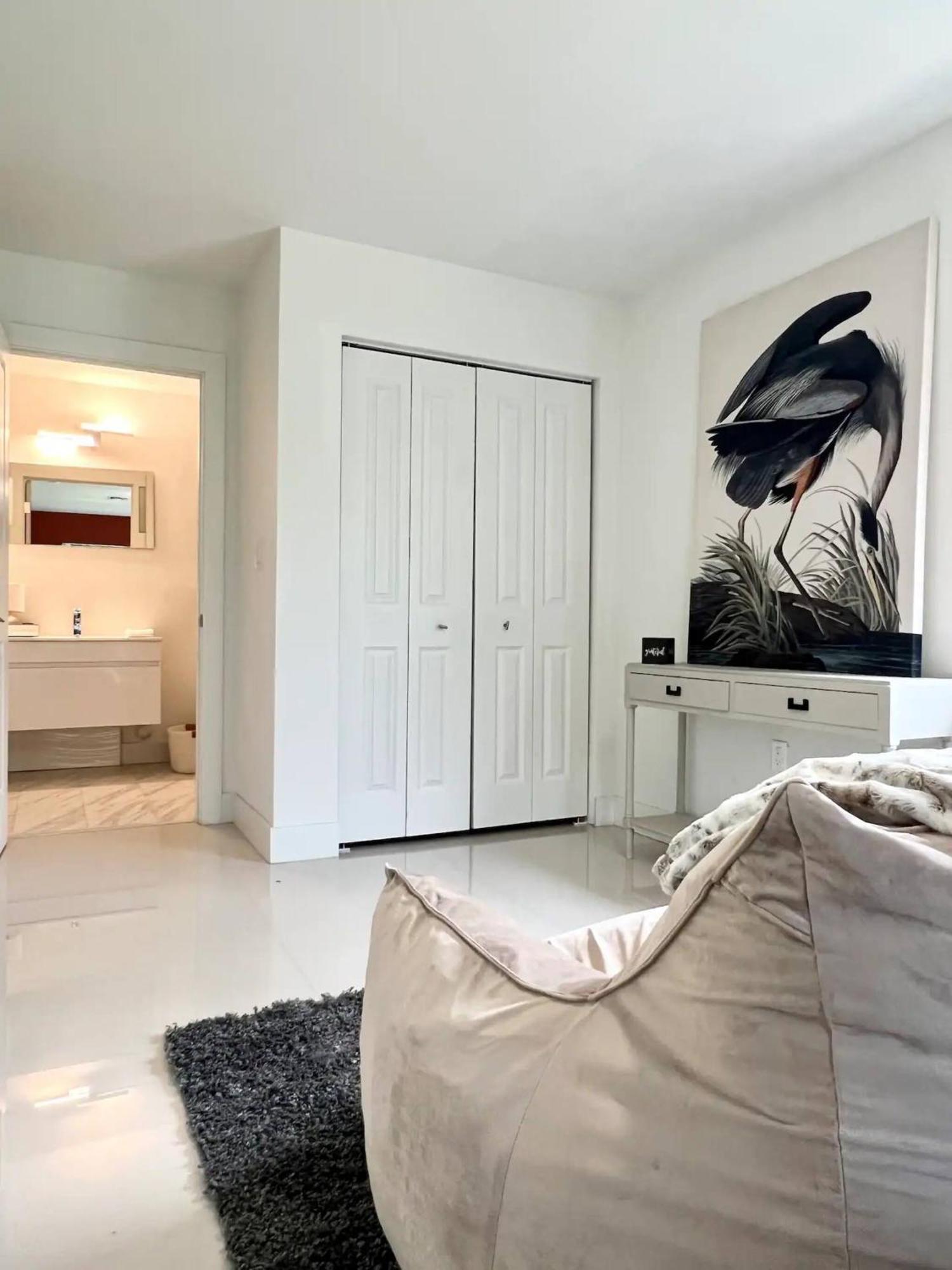 Super Stylish 4 Bedroom Steps From The Fun