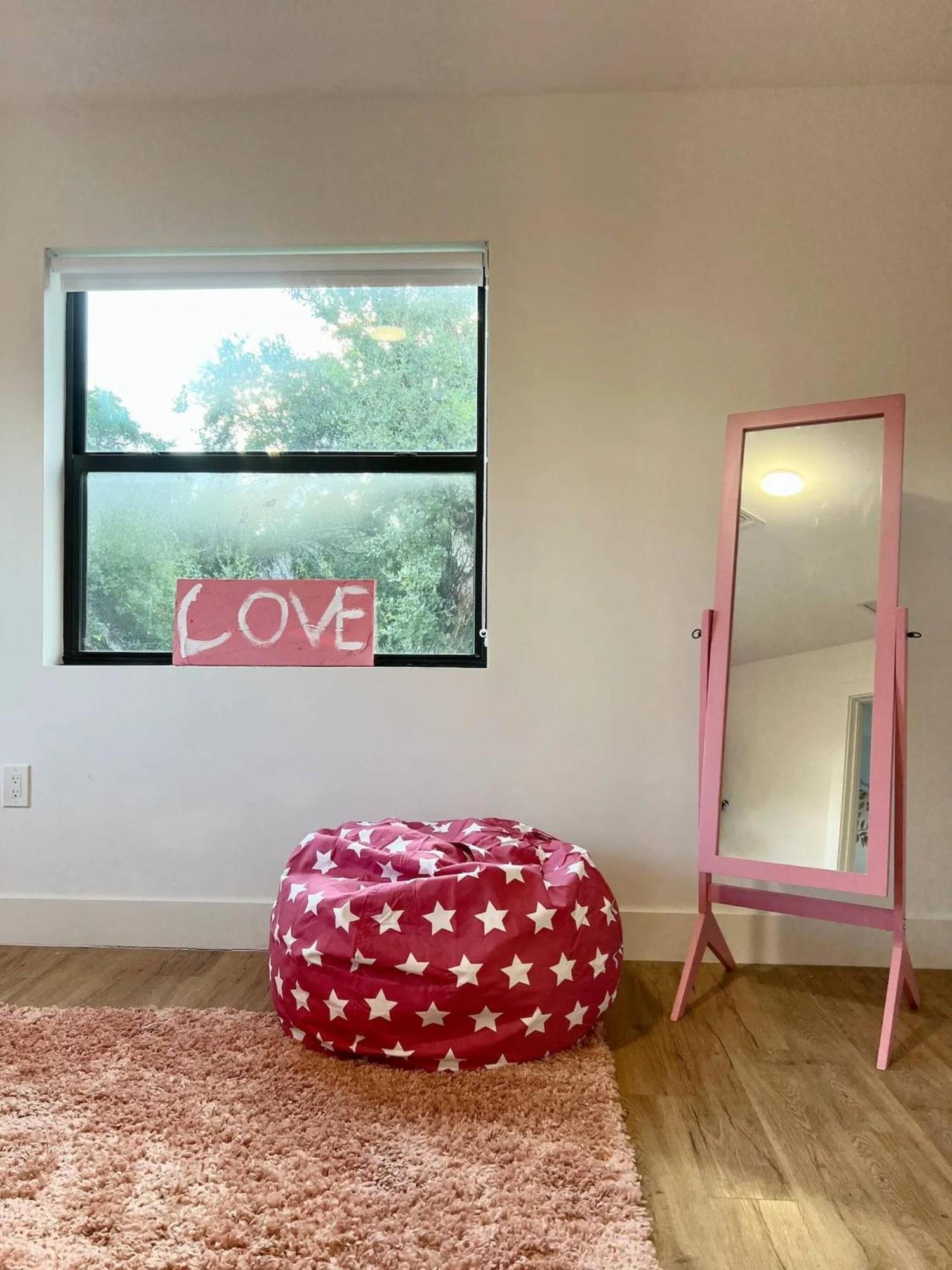 Super Stylish 4 Bedroom Steps From The Fun Villa *