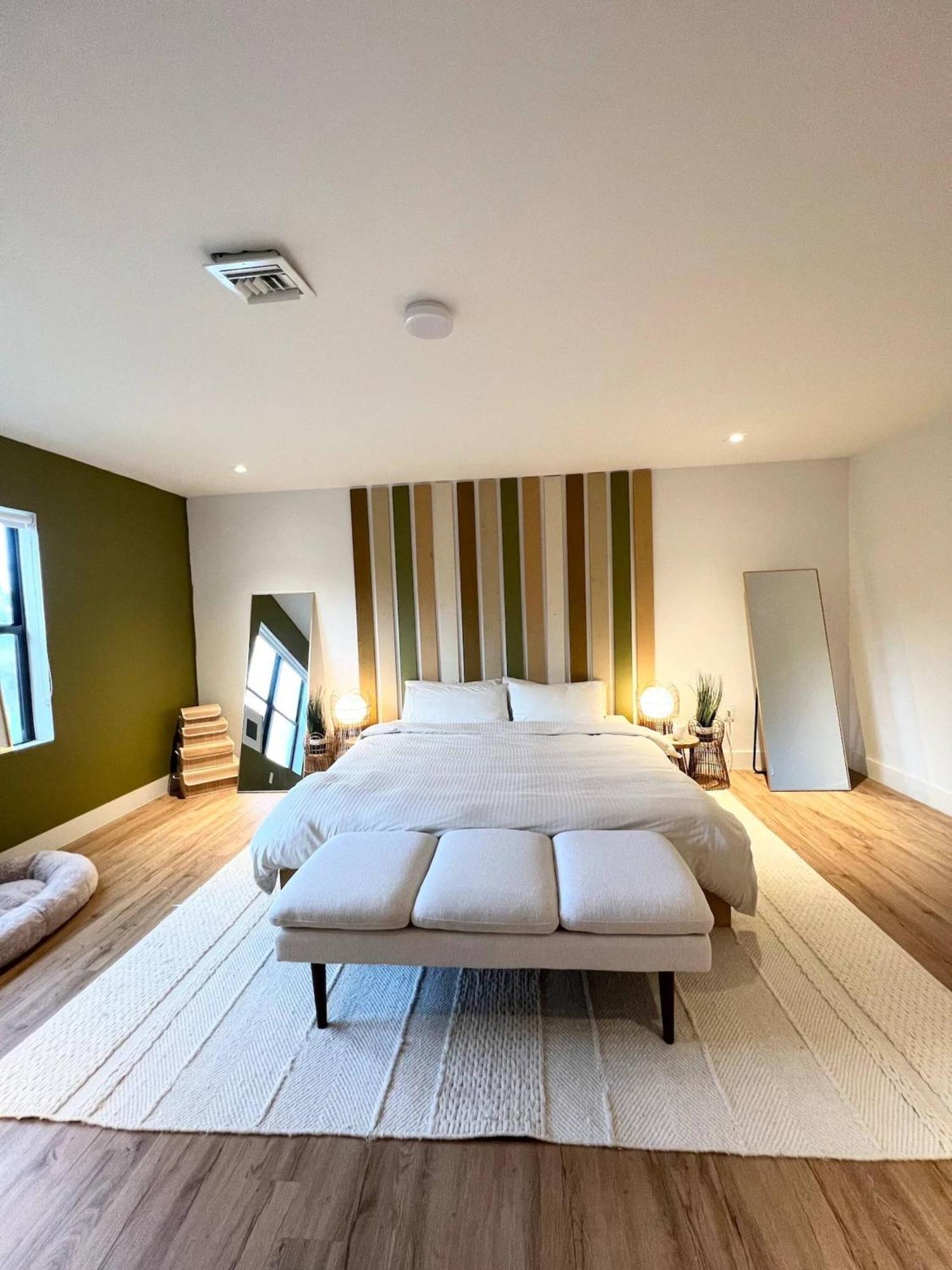 Super Stylish 4 Bedroom Steps From The Fun Villa