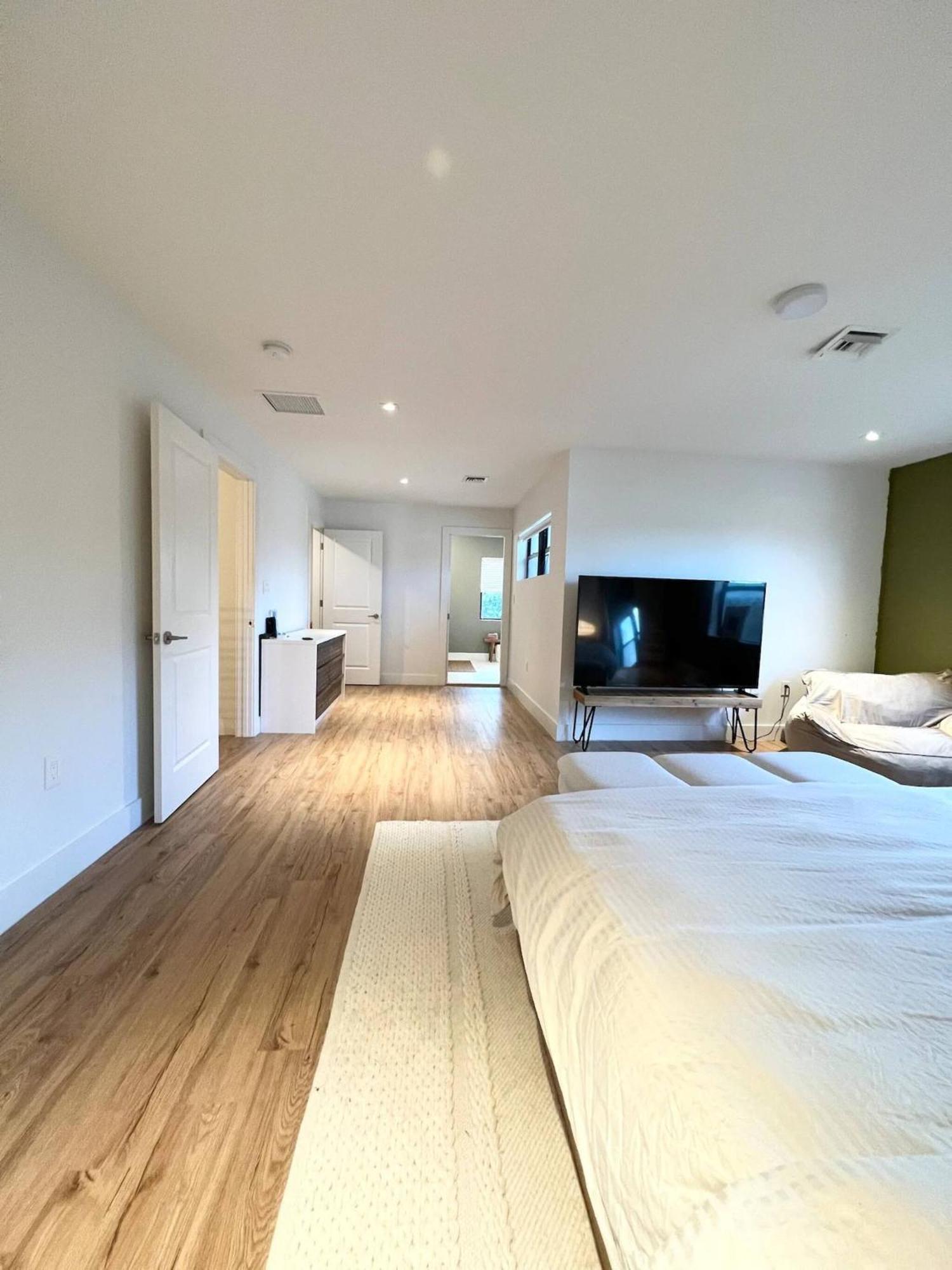 Super Stylish 4 Bedroom Steps From The Fun Fort Lauderdale
