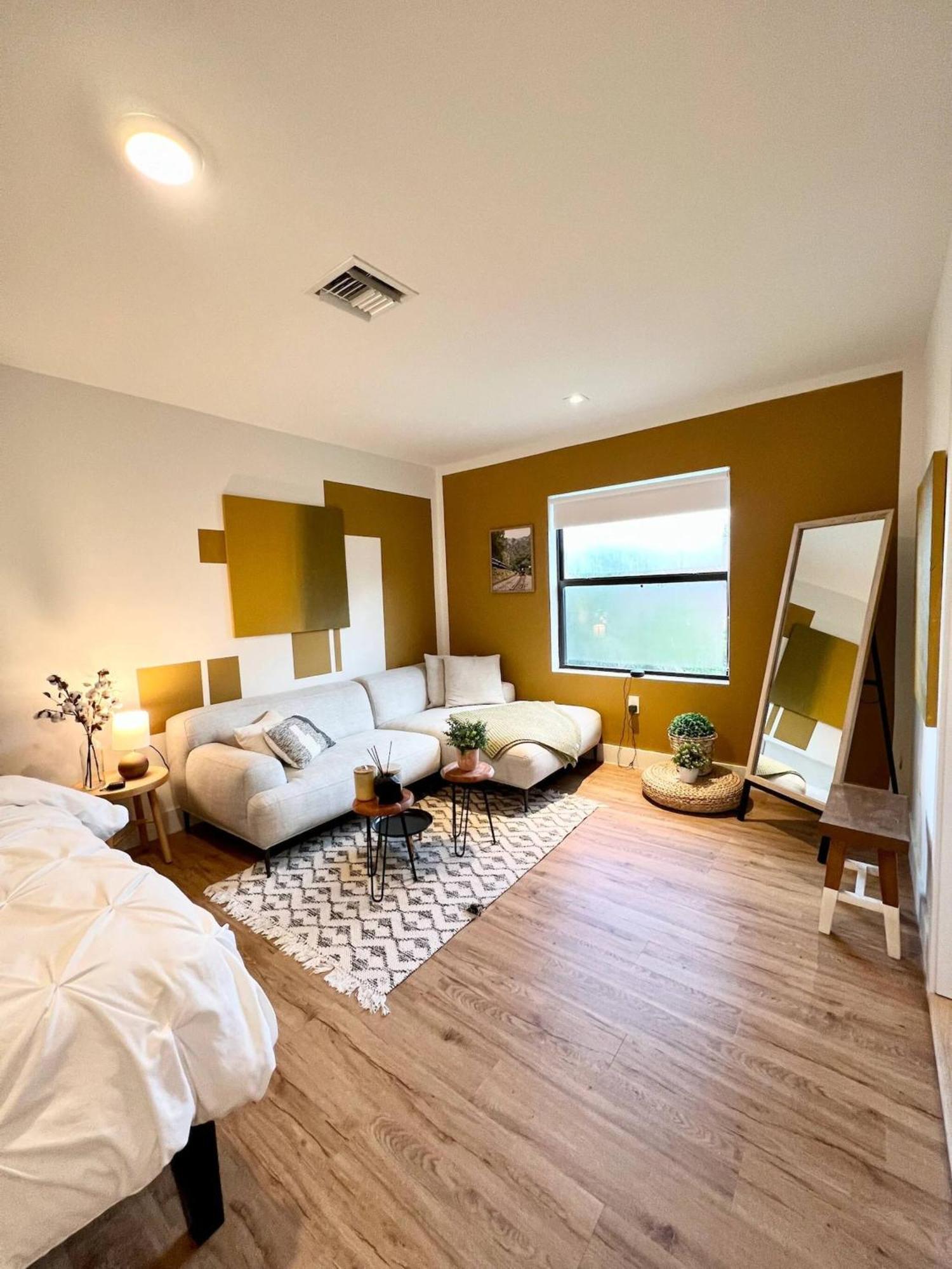 Super Stylish 4 Bedroom Steps From The Fun
