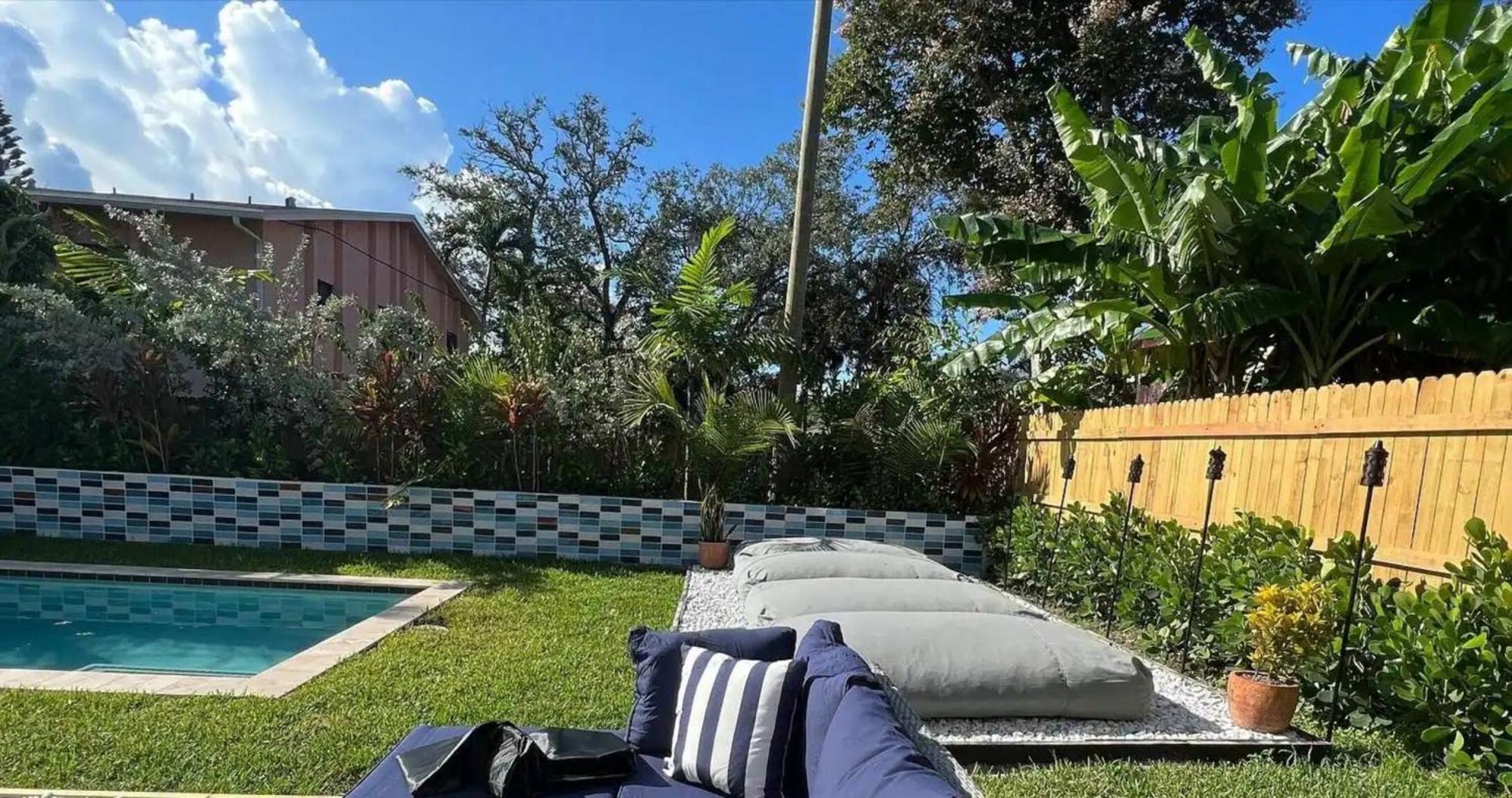 Super Stylish 4 Bedroom Steps From The Fun Villa *