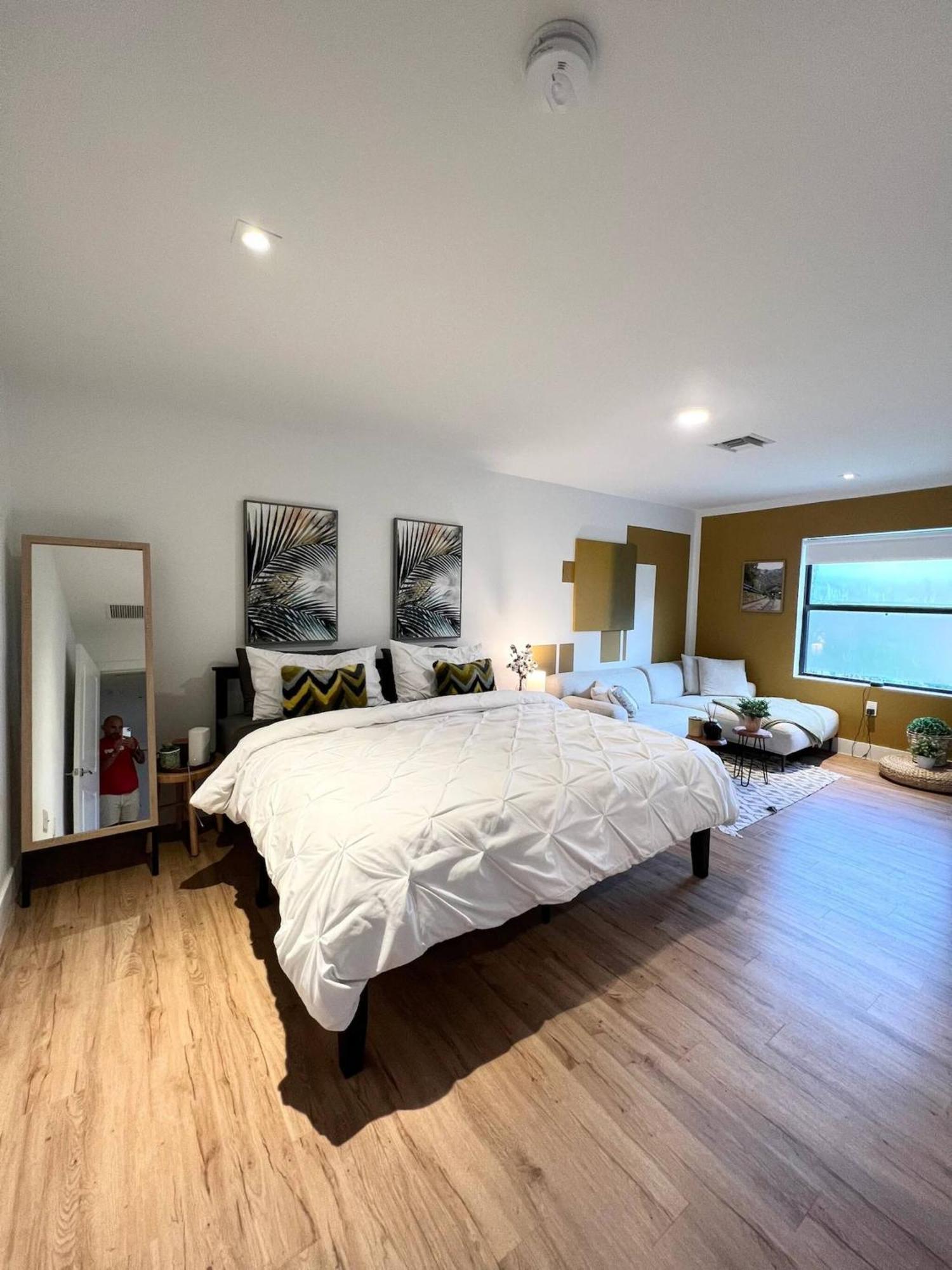 Super Stylish 4 Bedroom Steps From The Fun Fort Lauderdale