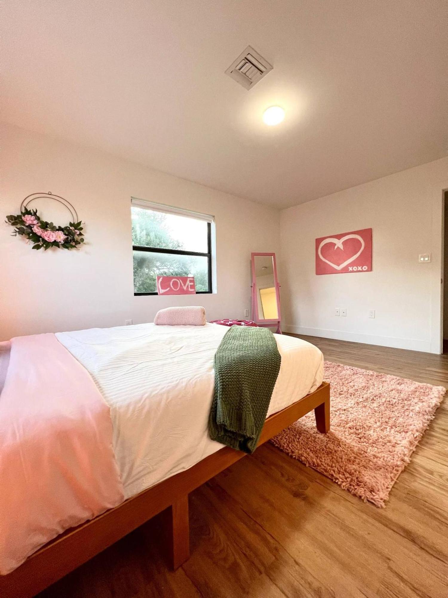 Super Stylish 4 Bedroom Steps From The Fun *