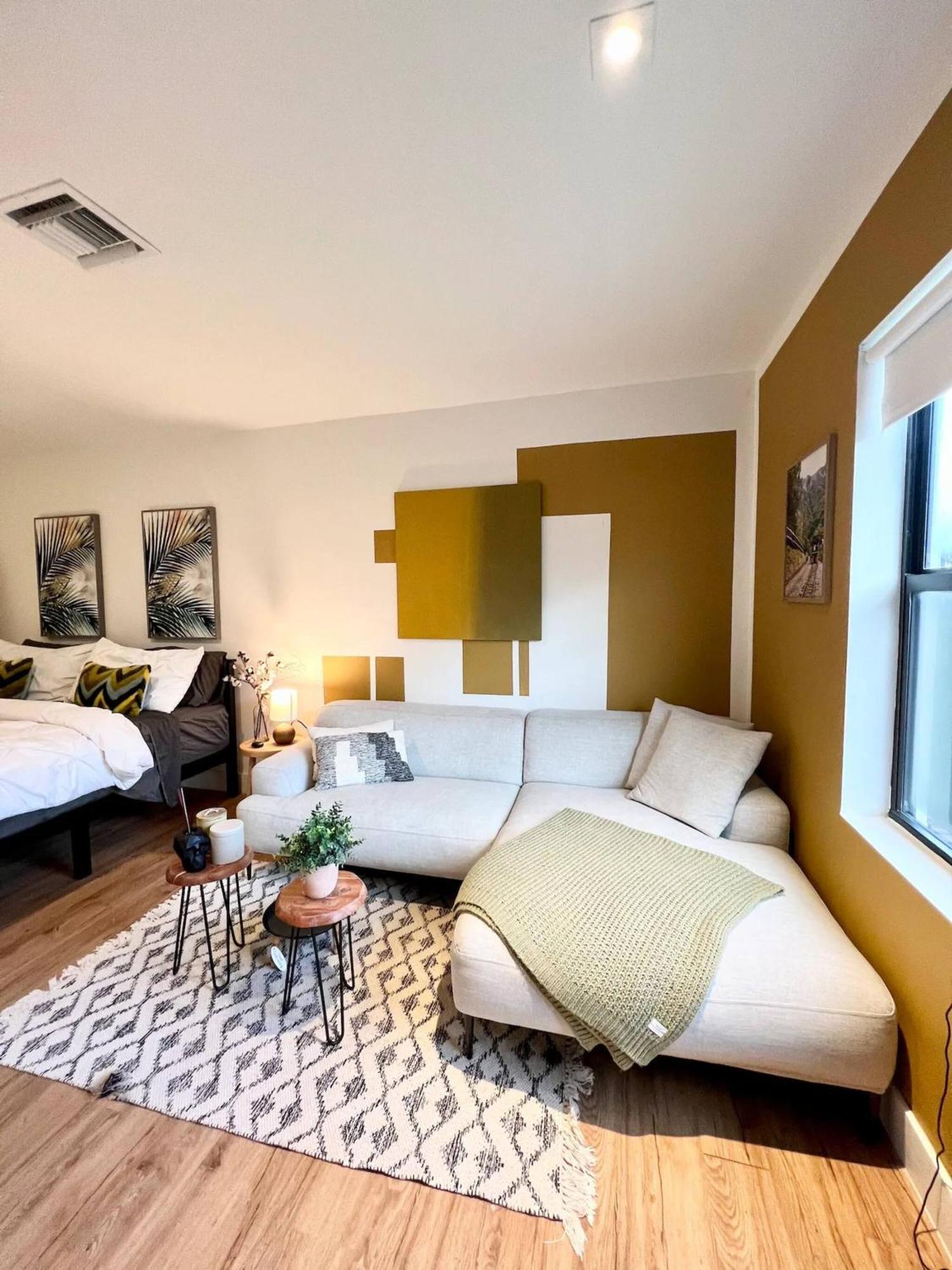 Super Stylish 4 Bedroom Steps From The Fun