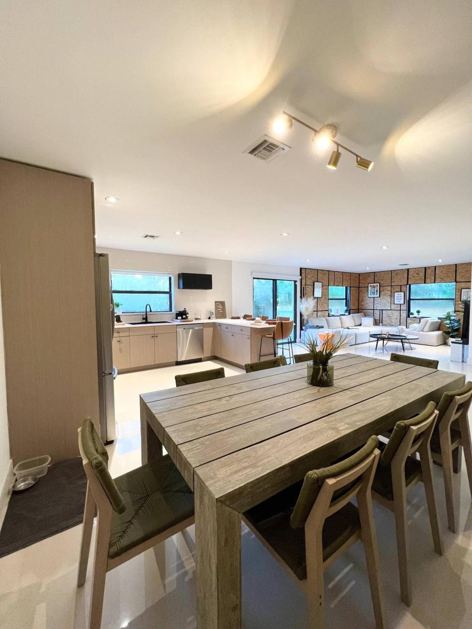 Super Stylish 4 Bedroom Steps From The Fun Villa