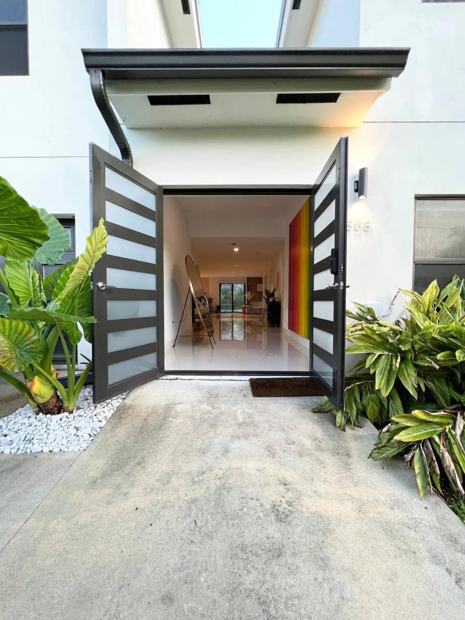 Super Stylish 4 Bedroom Steps From The Fun Villa