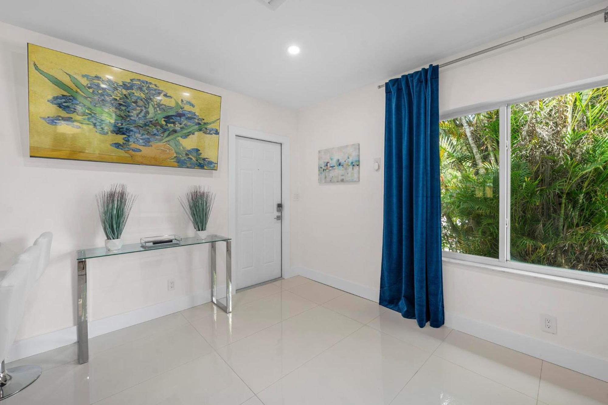 Apartment Hyperion - Stylish Steps From