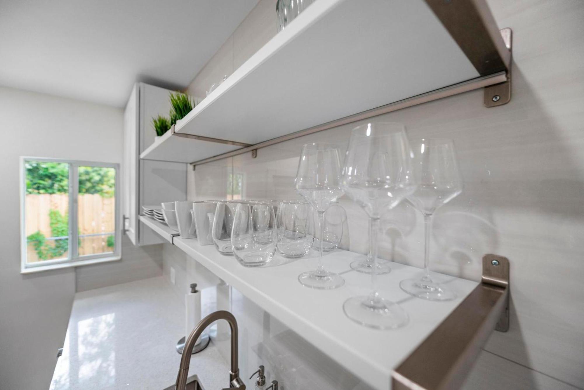 Hyperion - Stylish Steps From Apartment *