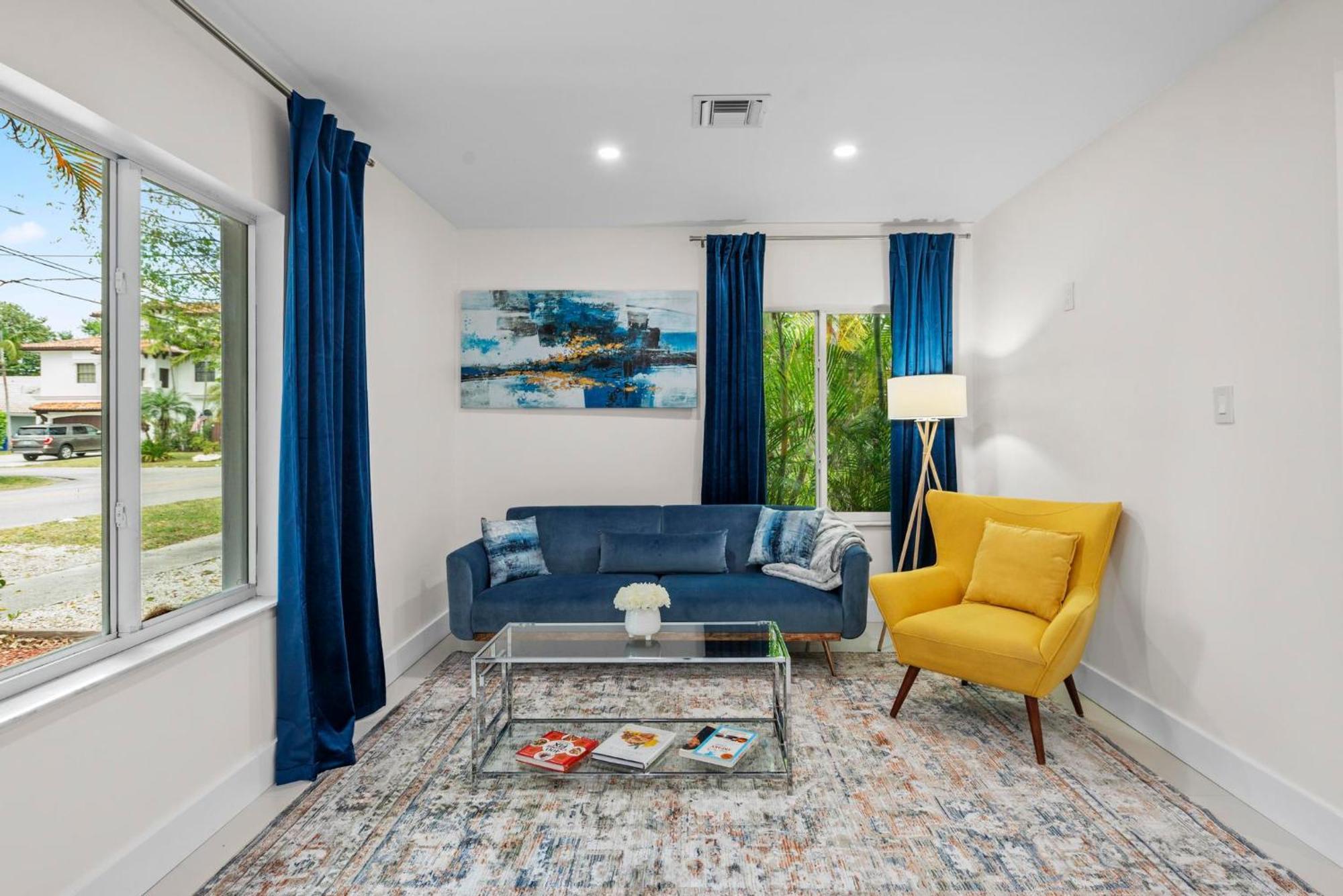 Hyperion - Stylish Steps From Apartment *
