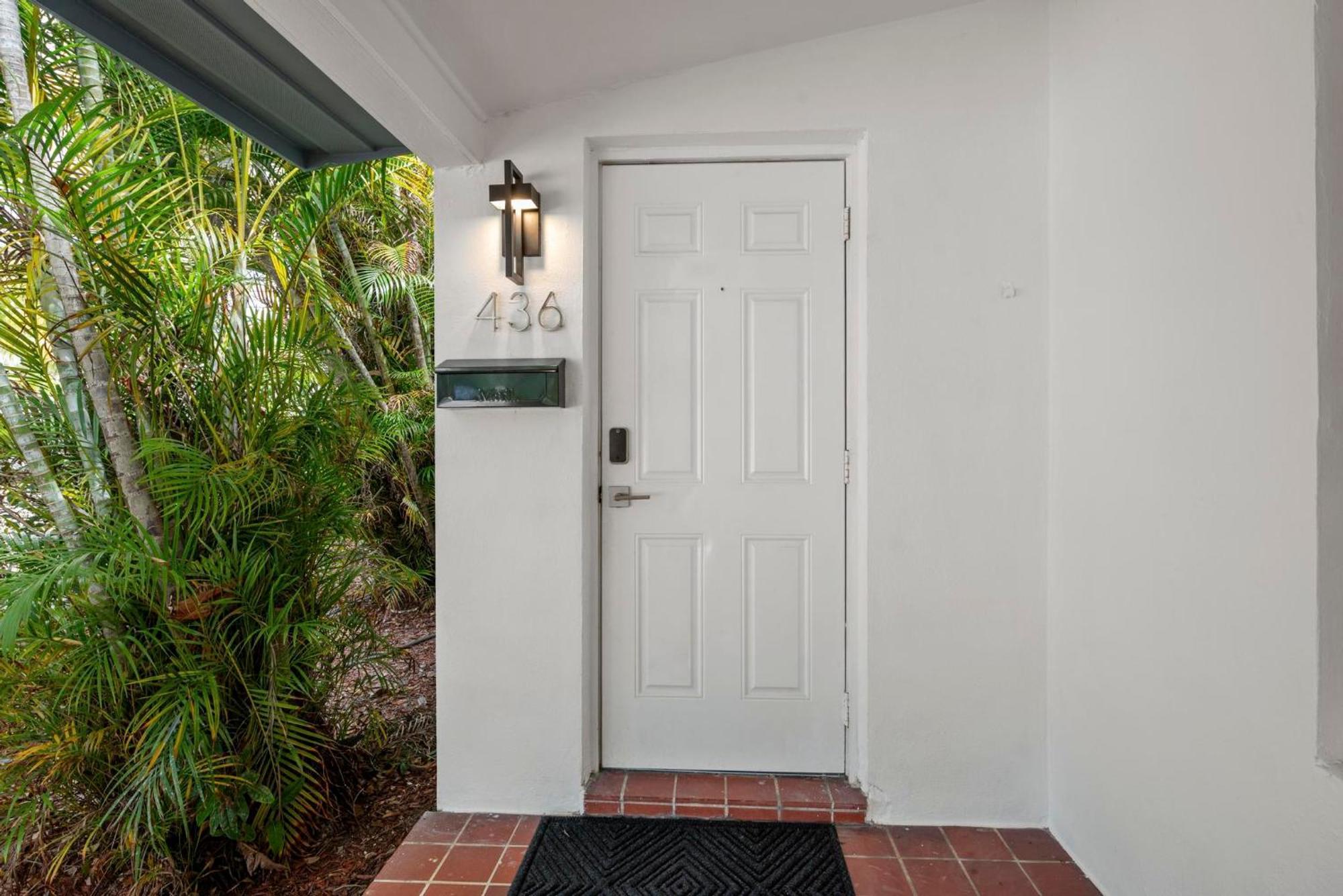 Hyperion - Stylish Steps From Apartment *