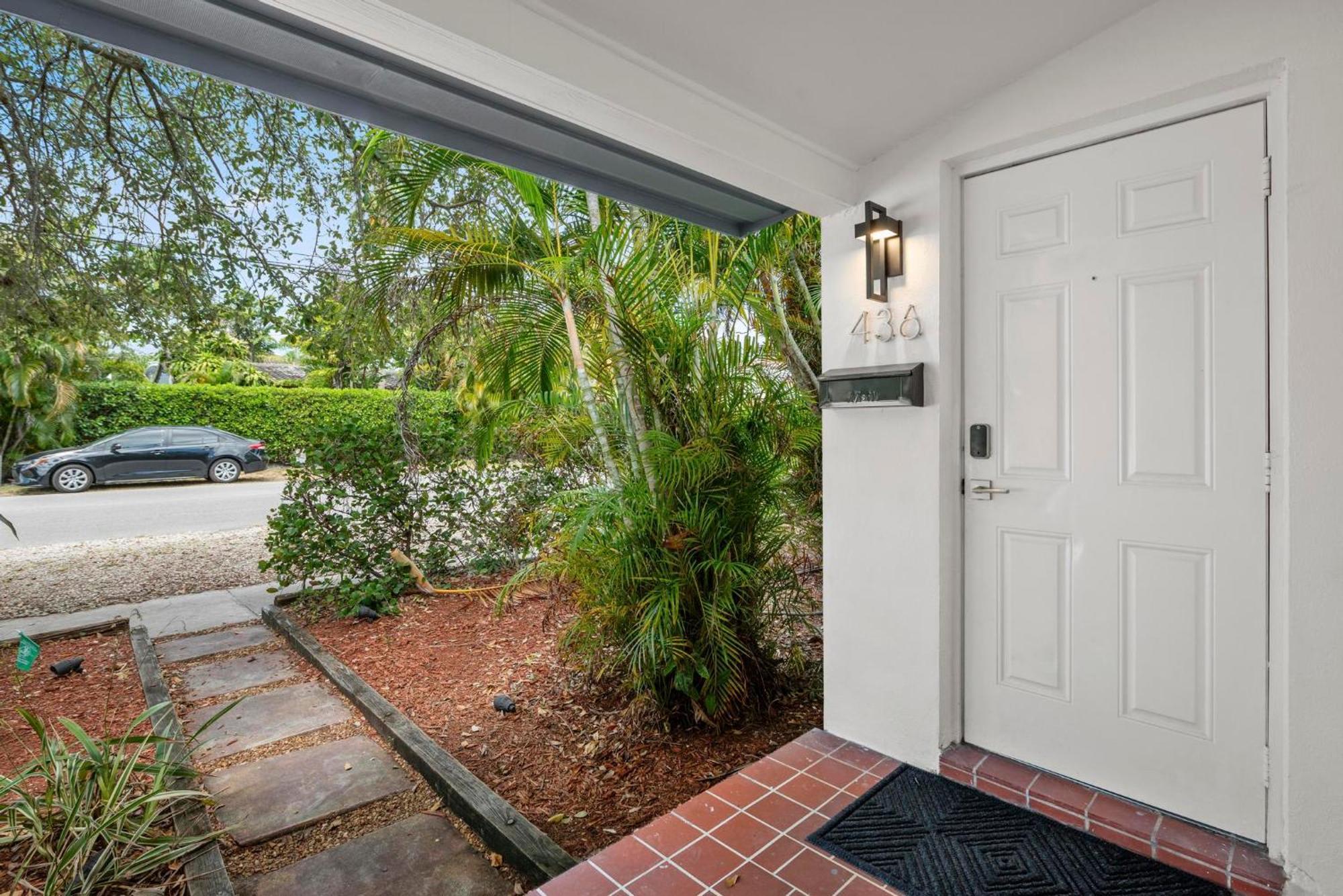 Hyperion - Stylish Steps From Apartment *