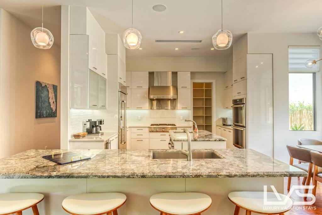 Victoria - Walk To Olas - 4 Bed 4 Bath