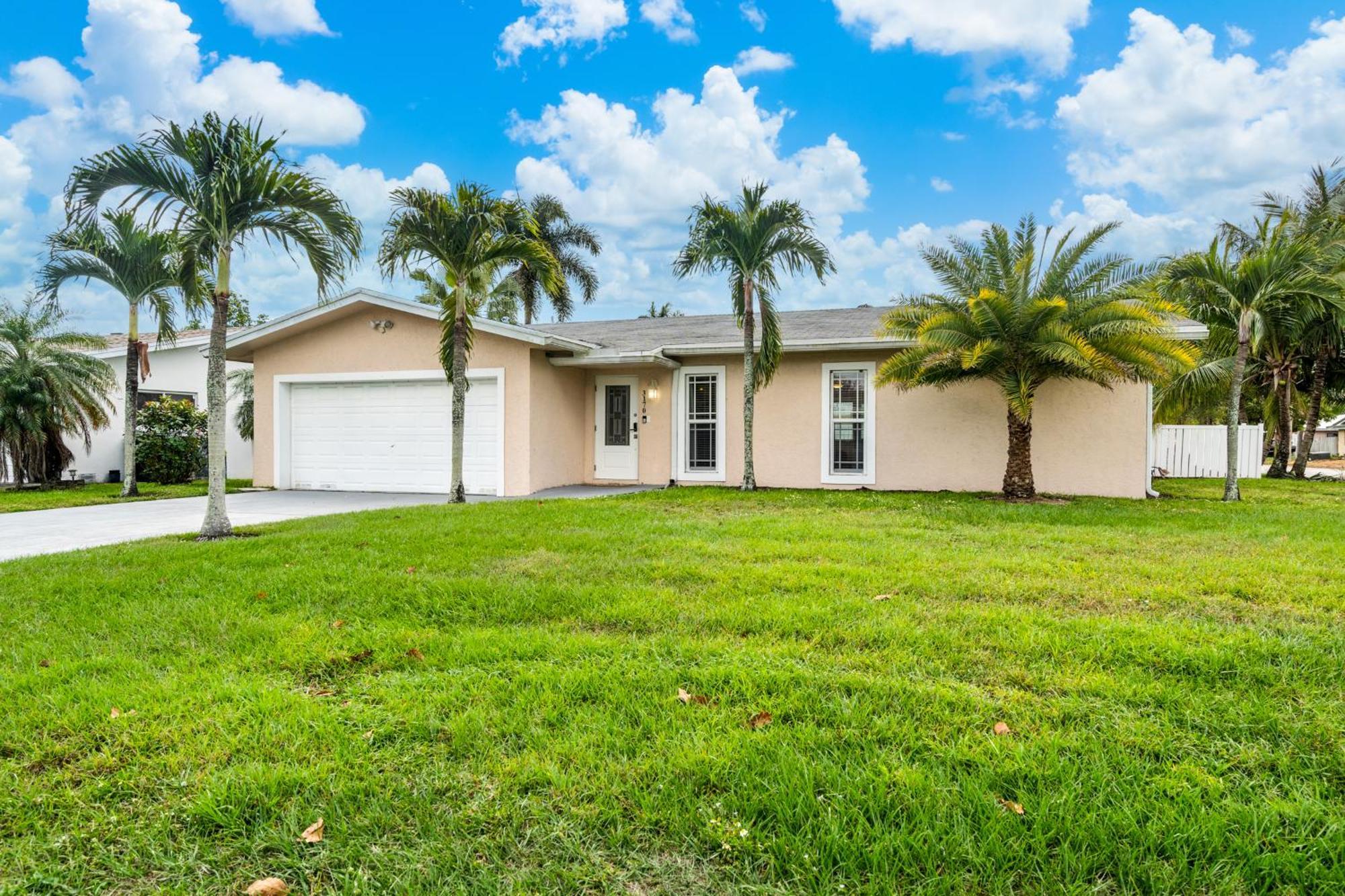 Gorgeous Open Concept 4 Bedroom With Heated Pool And Lounge Area
