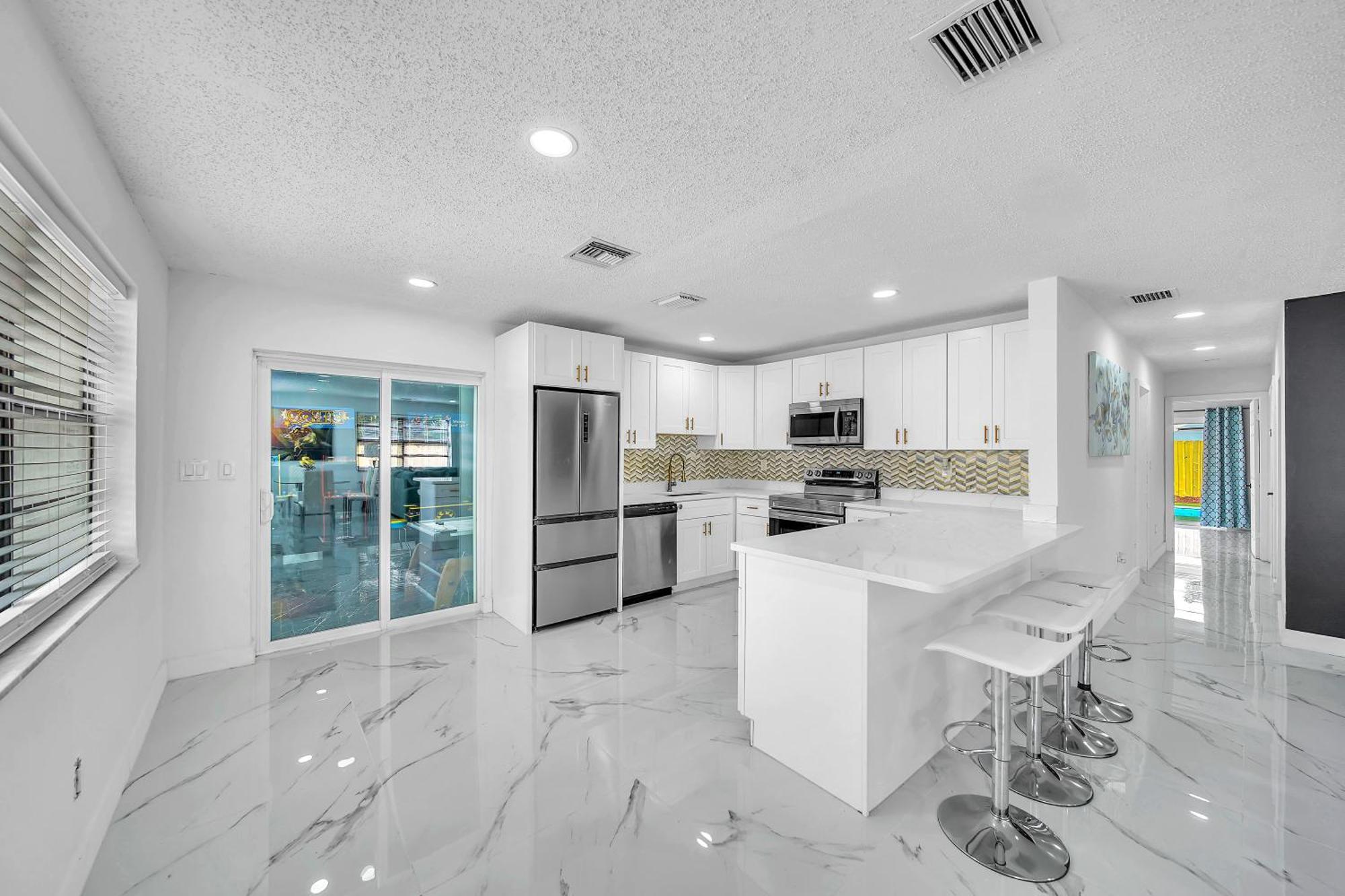 Villa Indoor Basketball, Game Room, Heated Pool, Private Fort Lauderdale